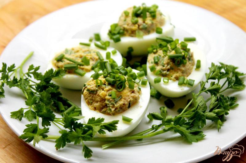 Фото приготовление рецепта: Фаршированные яйца тунцом и зеленью шаг №5