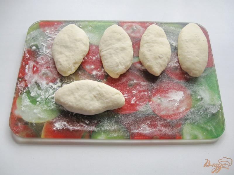Фото приготовление рецепта: Жареные пирожки с красной чечевицей шаг №5