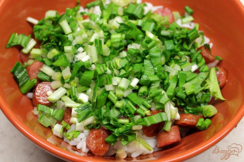Фото приготовление рецепта: Рисовый салат с охотничьими колбасками и черемшой шаг №4