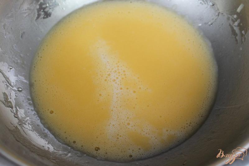 Фото приготовление рецепта: Молочные коржики на подсолнечном масле с колотым арахисом шаг №3
