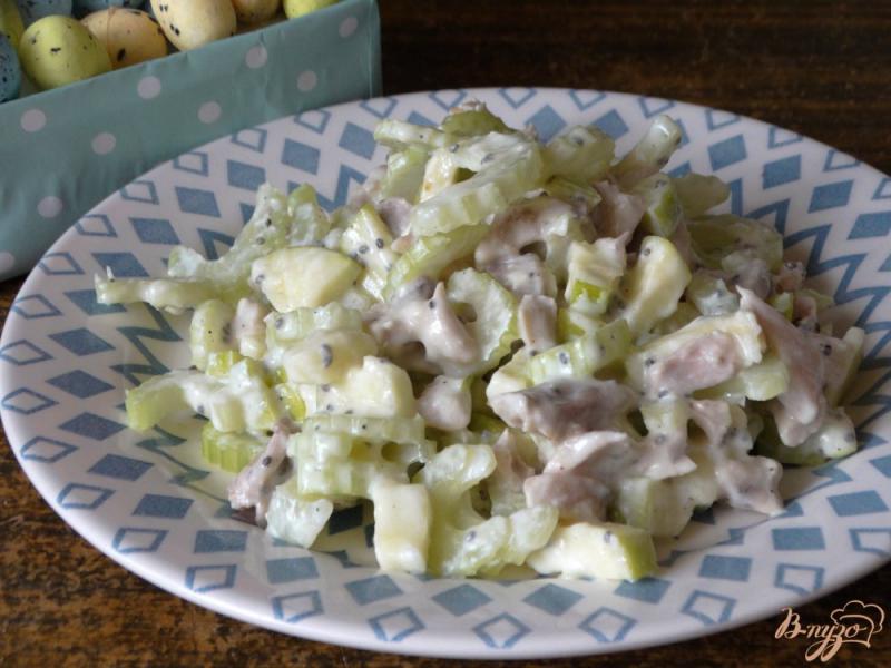 Фото приготовление рецепта: Салат с курицей и сельдереем шаг №6