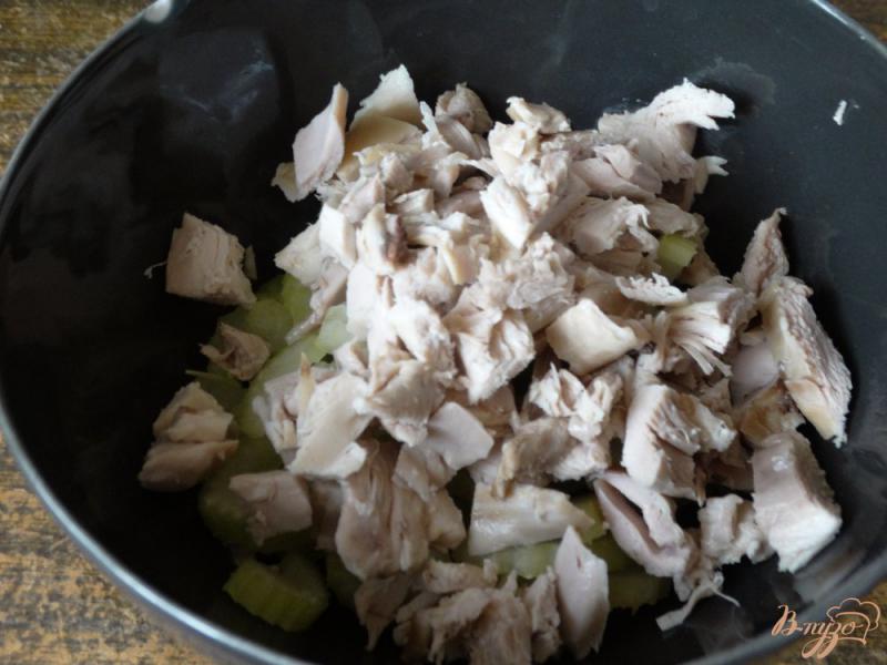 Фото приготовление рецепта: Салат с курицей и сельдереем шаг №2