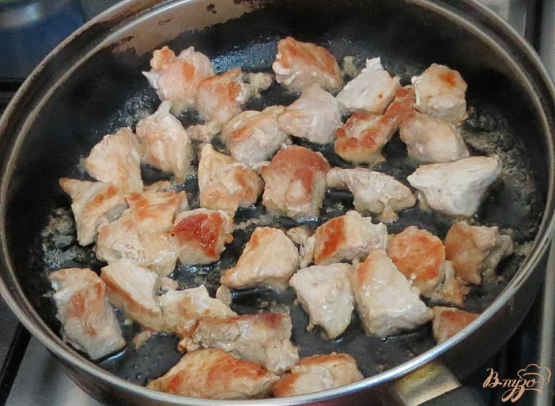 Фото приготовление рецепта: Картофель в горшочках с мясом и грибами шаг №4