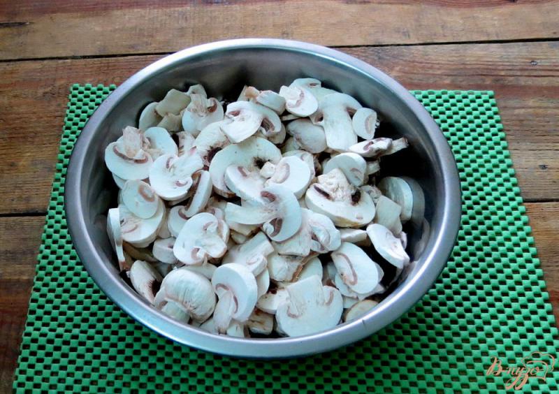 Фото приготовление рецепта: Картофель в горшочках с мясом и грибами шаг №7