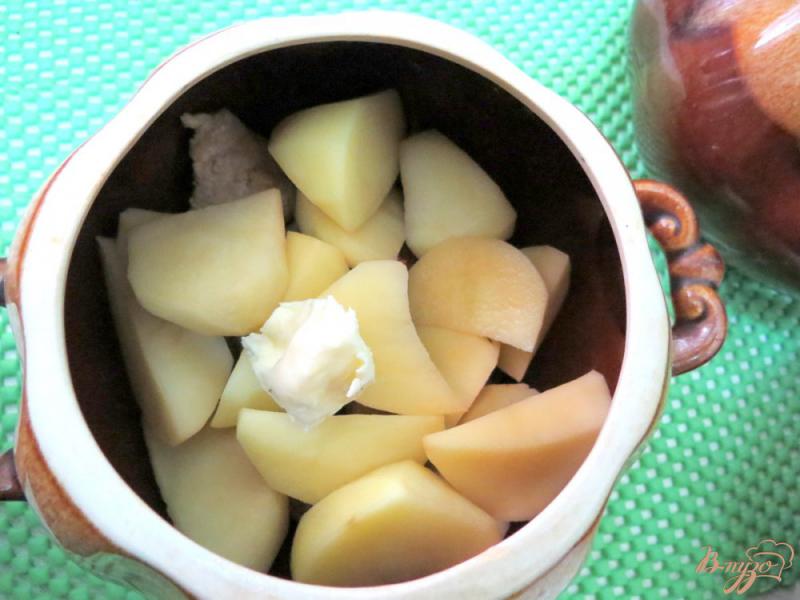 Фото приготовление рецепта: Картофель в горшочках с мясом и грибами шаг №9