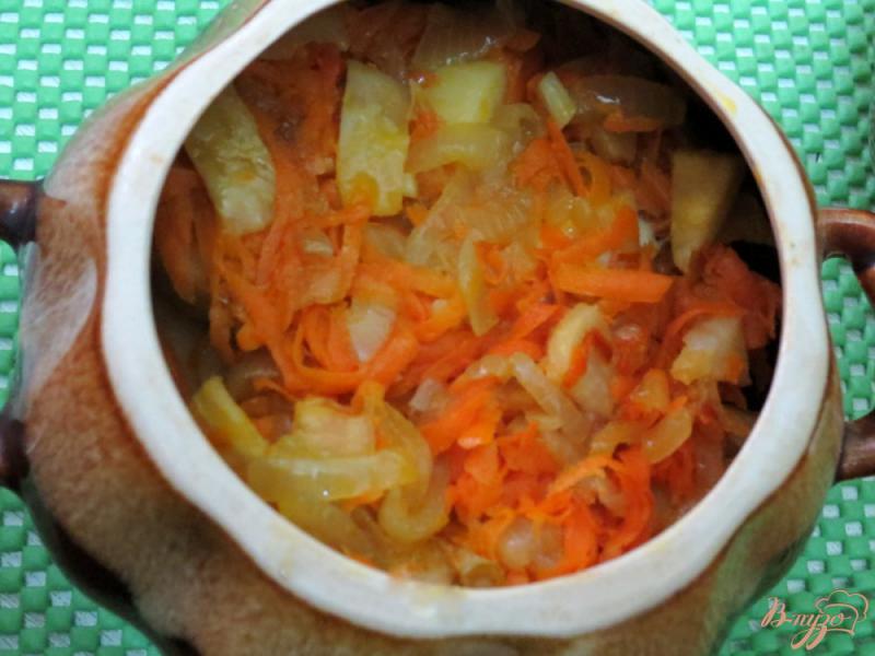 Фото приготовление рецепта: Картофель в горшочках с мясом и грибами шаг №10