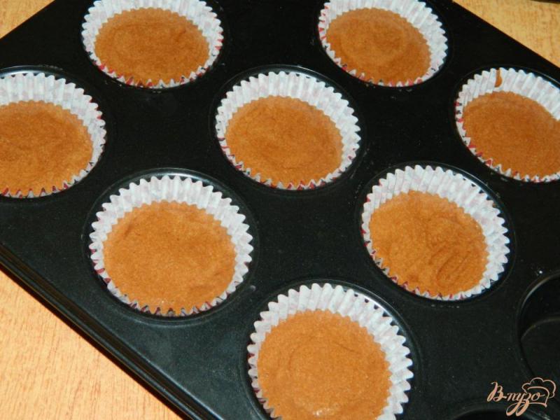 Фото приготовление рецепта: Шоколадные капкейки со взбитыми сливками шаг №5