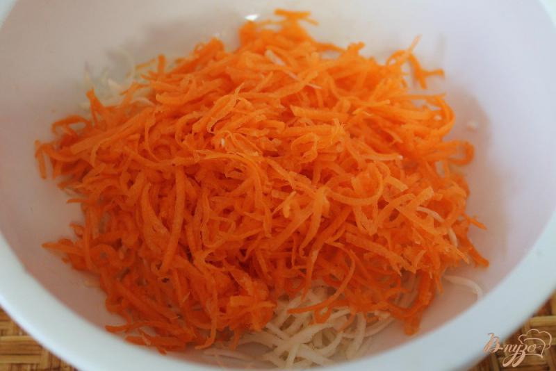 Фото приготовление рецепта: Салат с морковкой сельдереем и сыром шаг №2