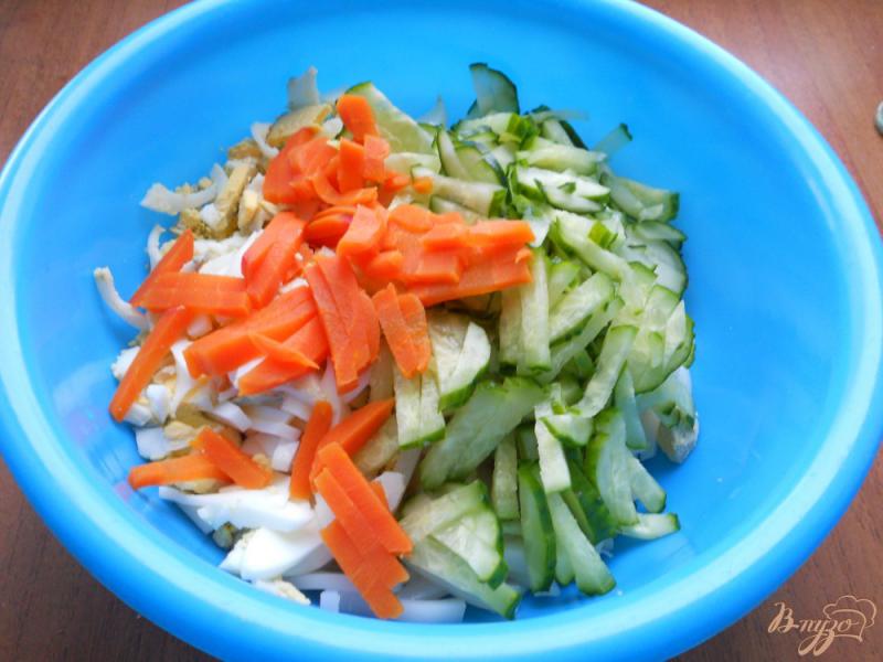 Фото приготовление рецепта: Салат с кальмарами, сыром и свежим огурцом шаг №2