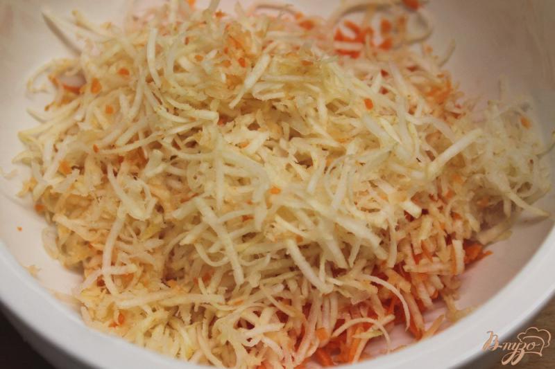 Фото приготовление рецепта: Салат из моркови и сельдерея с семенами льна и плавленным сыром шаг №2