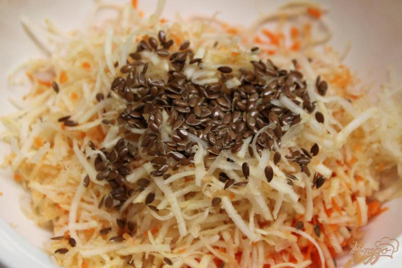 Фото приготовление рецепта: Салат из моркови и сельдерея с семенами льна и плавленным сыром шаг №3
