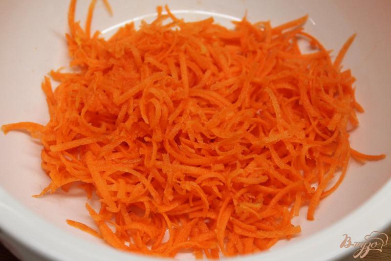 Фото приготовление рецепта: Салат из моркови и сельдерея с семенами льна и плавленным сыром шаг №1