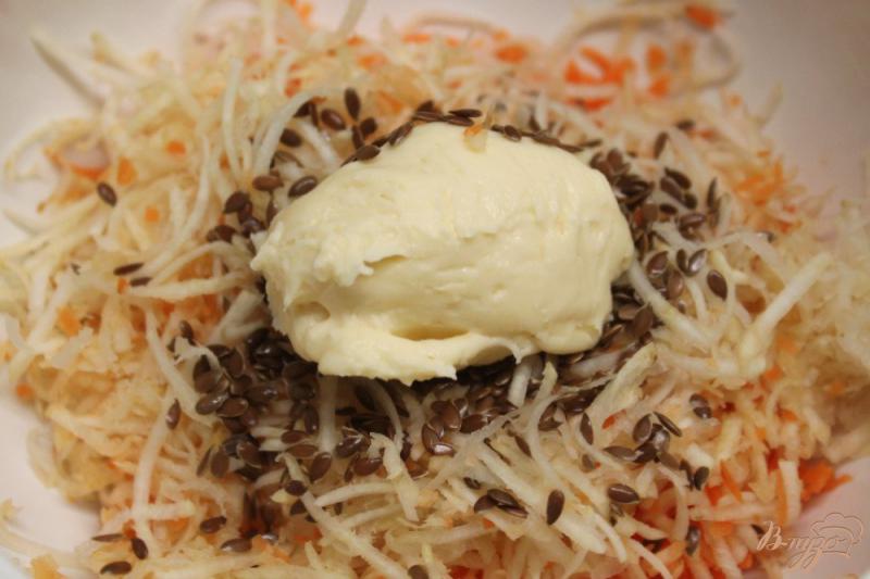 Фото приготовление рецепта: Салат из моркови и сельдерея с семенами льна и плавленным сыром шаг №4