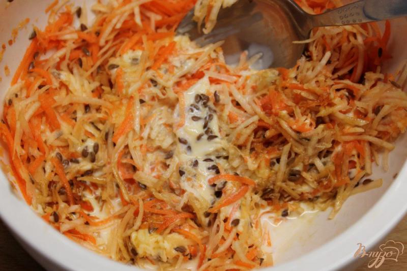 Фото приготовление рецепта: Салат из моркови и сельдерея с семенами льна и плавленным сыром шаг №5