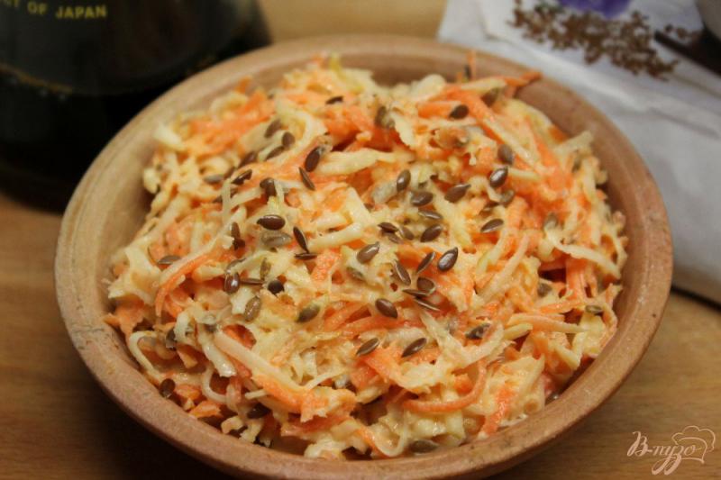 Фото приготовление рецепта: Салат из моркови и сельдерея с семенами льна и плавленным сыром шаг №6