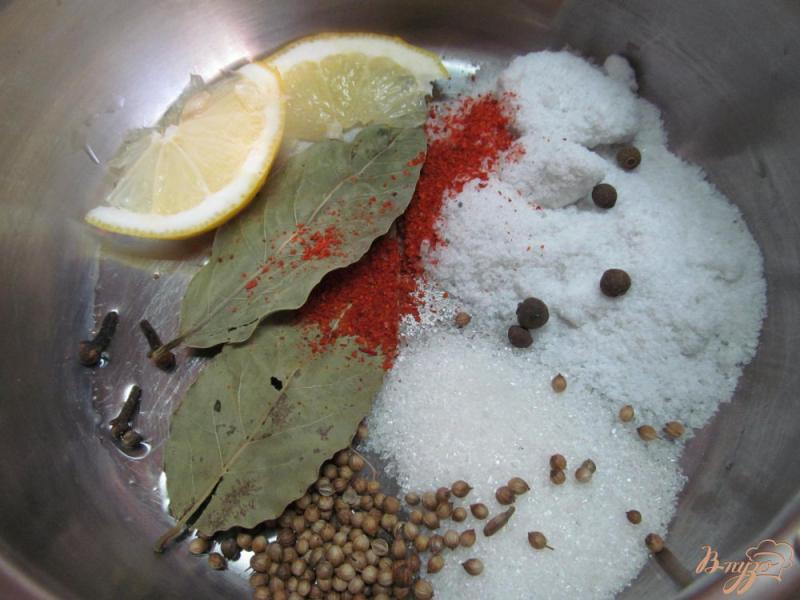 Фото приготовление рецепта: Маринованная сельдь с копченой паприкой и лимоном шаг №3