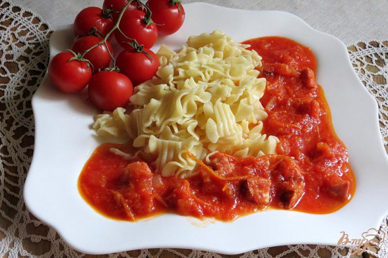 Фото приготовление рецепта: Томатный соус с копчёной колбасой к макаронам шаг №9