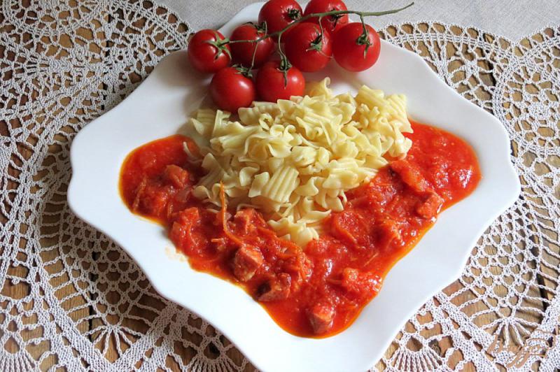 Фото приготовление рецепта: Томатный соус с копчёной колбасой к макаронам шаг №8