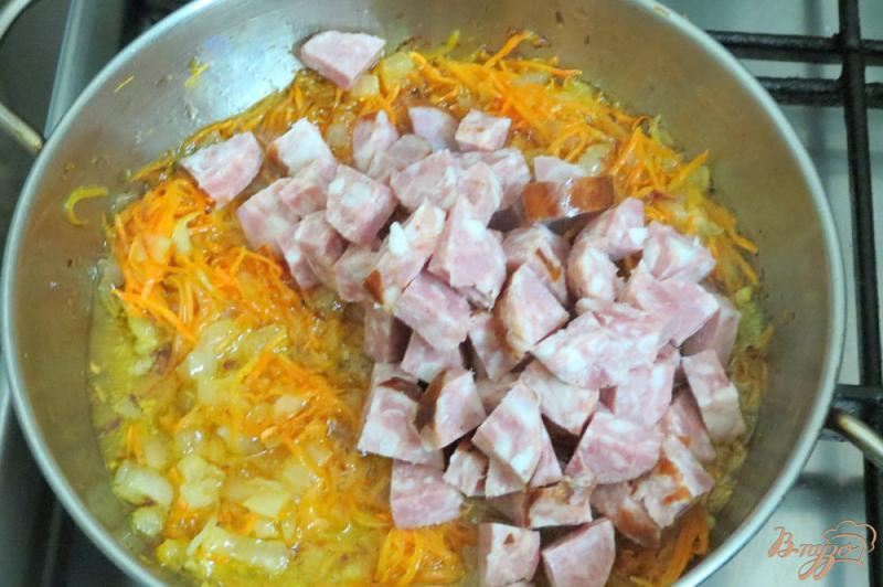 Фото приготовление рецепта: Томатный соус с копчёной колбасой к макаронам шаг №6