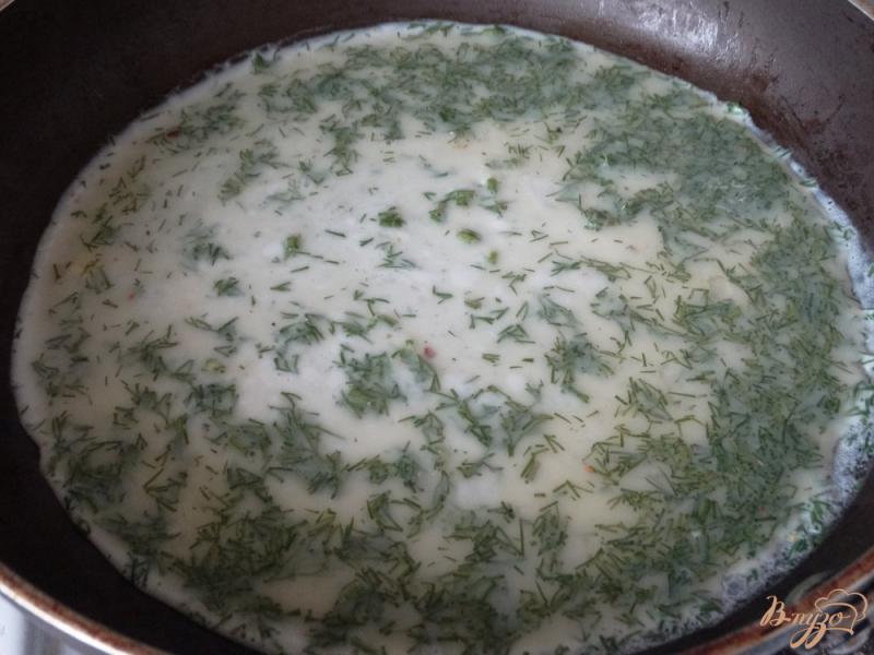 Фото приготовление рецепта: Салат с кальмарами и зеленым омлетом шаг №2