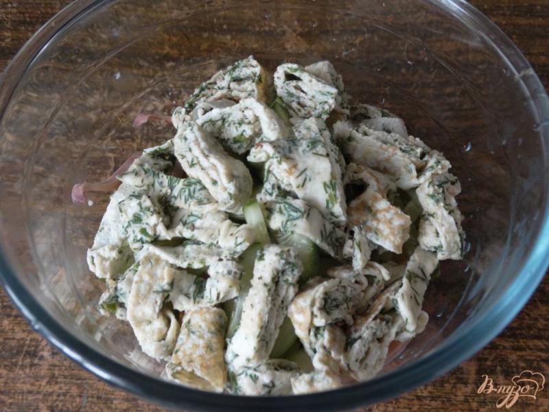 Фото приготовление рецепта: Салат с кальмарами и зеленым омлетом шаг №5