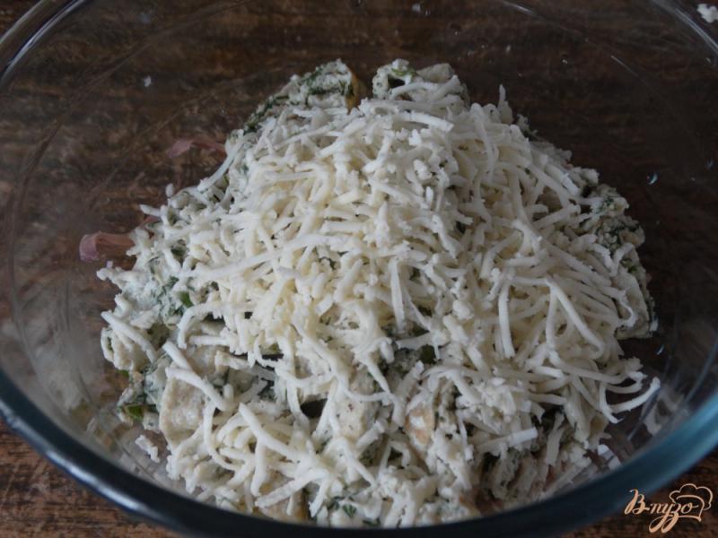 Фото приготовление рецепта: Салат с кальмарами и зеленым омлетом шаг №6