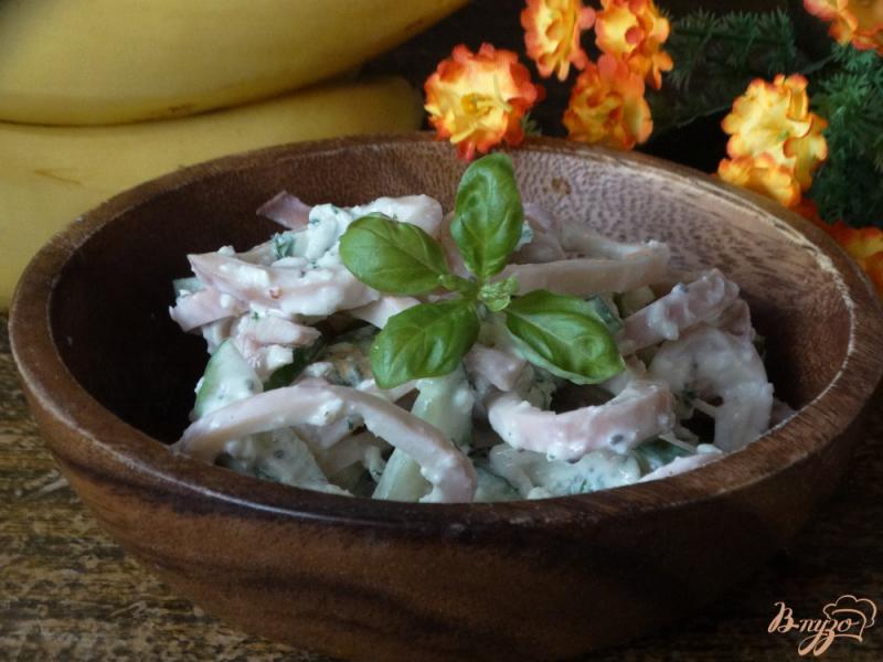 Фото приготовление рецепта: Салат с кальмарами и зеленым омлетом шаг №8