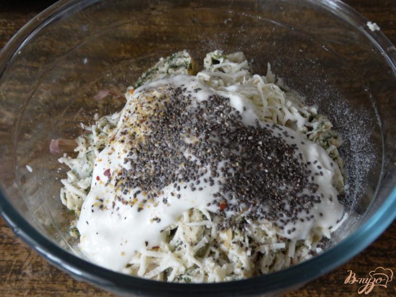 Фото приготовление рецепта: Салат с кальмарами и зеленым омлетом шаг №7