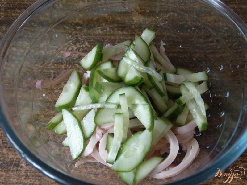 Фото приготовление рецепта: Салат с кальмарами и зеленым омлетом шаг №4