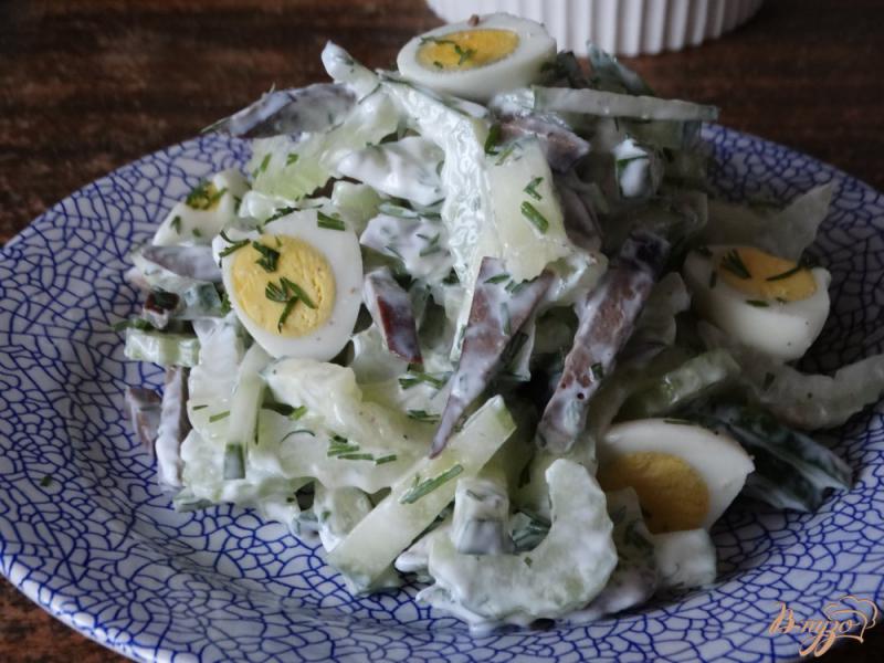 Фото приготовление рецепта: Салат с печенью и сельдереем шаг №5