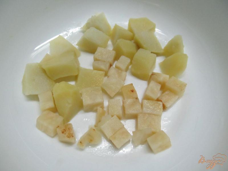 Фото приготовление рецепта: Картофельный салат с сельдереем редисом и огурцом шаг №1