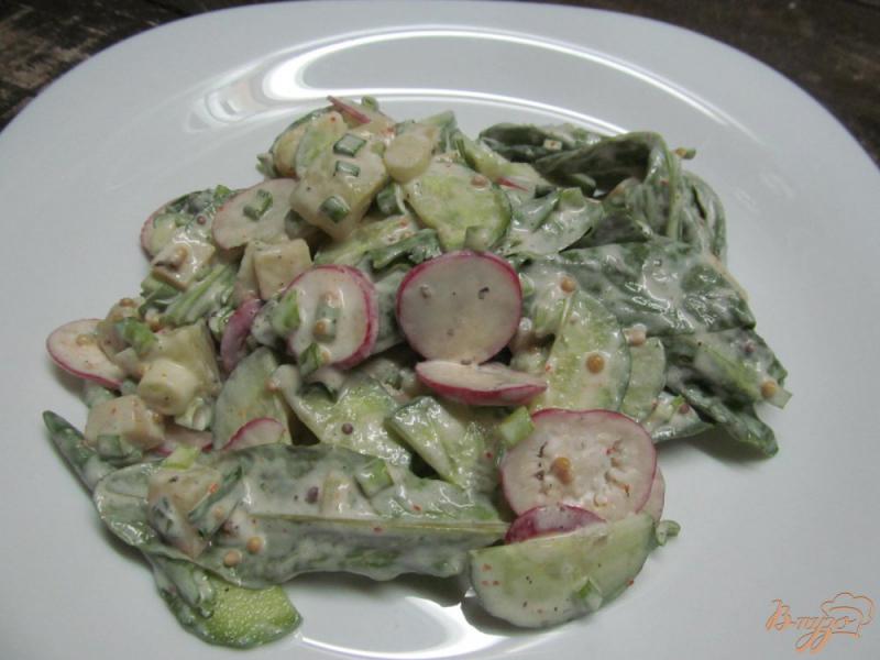 Фото приготовление рецепта: Картофельный салат с сельдереем редисом и огурцом шаг №4