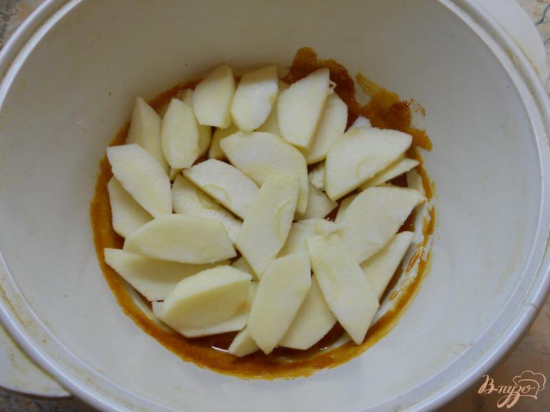 Фото приготовление рецепта: Шарлотка с яблоками и карамелью в микроволновке шаг №6