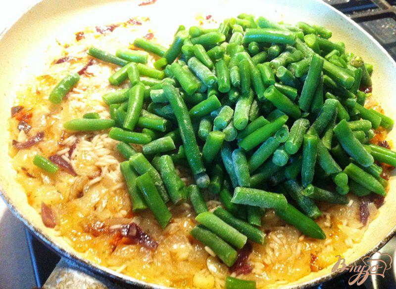 Фото приготовление рецепта: Острый рис со спаржевой фасолью шаг №7