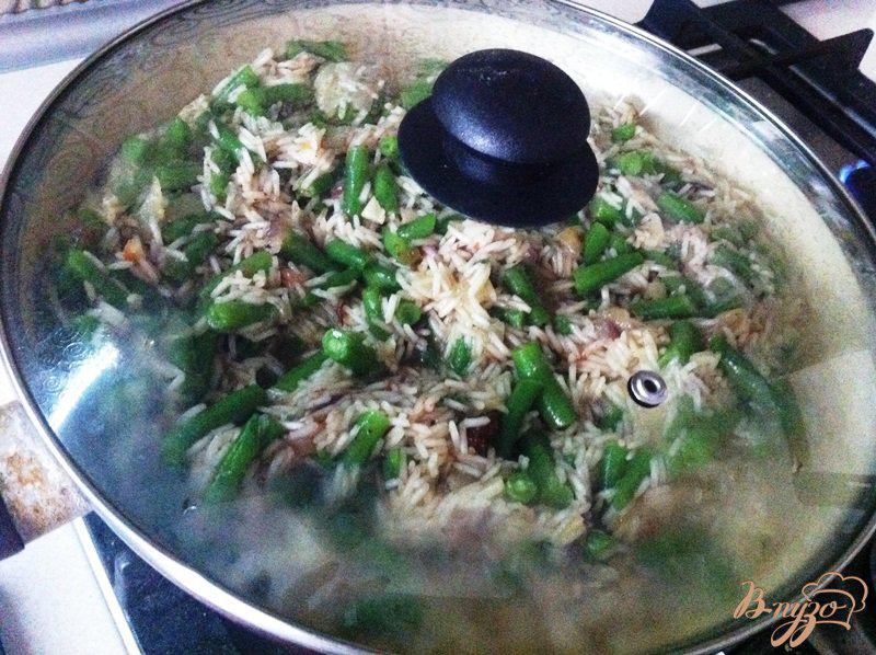 Фото приготовление рецепта: Острый рис со спаржевой фасолью шаг №9