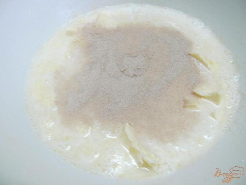 Фото приготовление рецепта: Кулич на молоке с апельсином курагой и вишней шаг №1