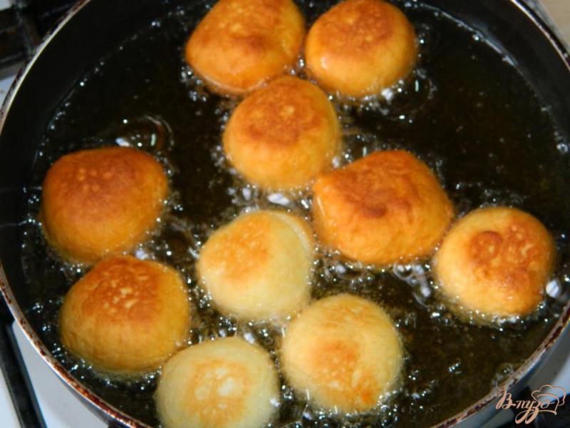 Фото приготовление рецепта: Домашние пончики на сгущенке шаг №3