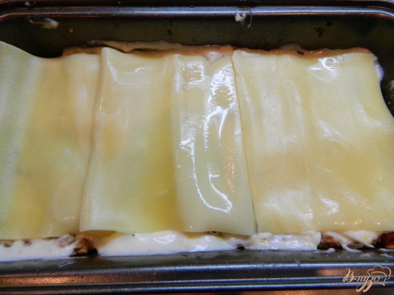 Фото приготовление рецепта: Лазанья с мясом и сырным соусом шаг №10
