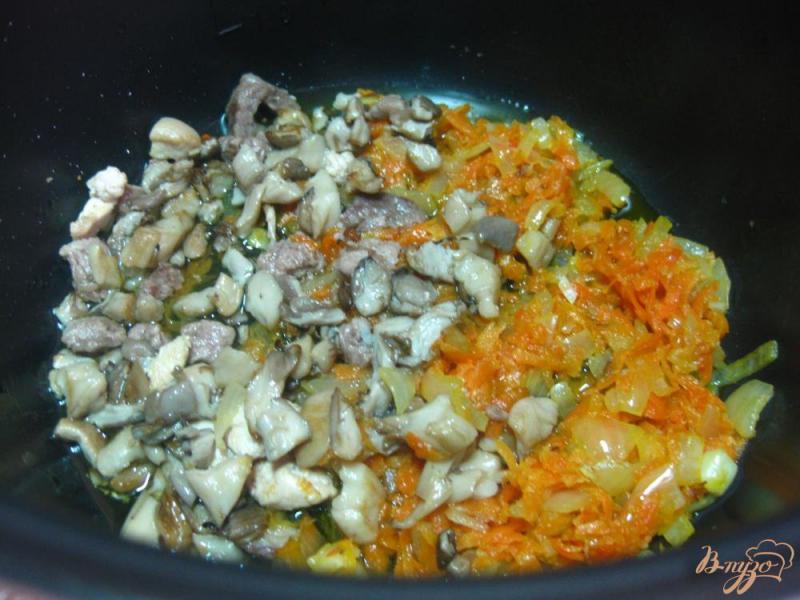 Фото приготовление рецепта: Плов с грибами в мультиварке шаг №6