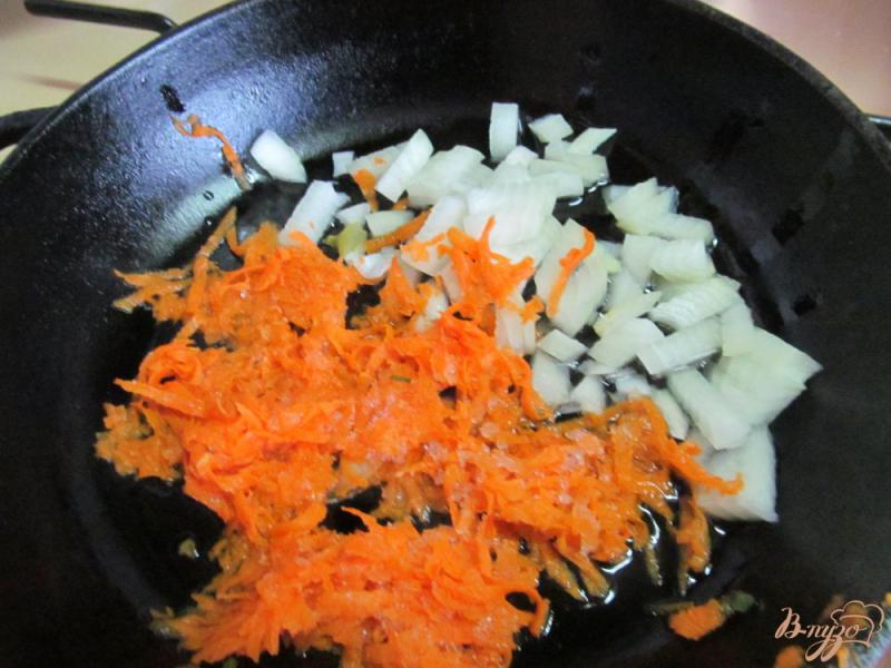 Фото приготовление рецепта: Закуска из грибов овощей и фасоли шаг №2