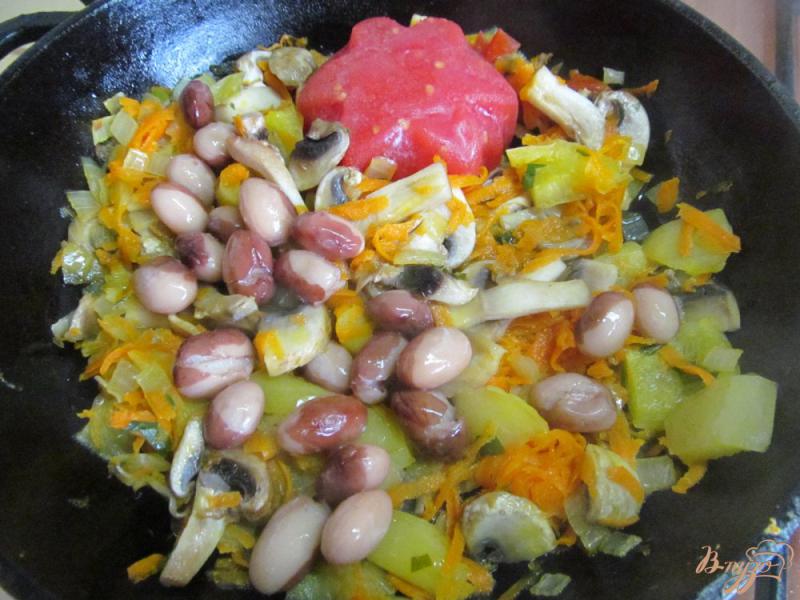 Фото приготовление рецепта: Закуска из грибов овощей и фасоли шаг №5