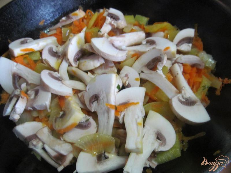 Фото приготовление рецепта: Закуска из грибов овощей и фасоли шаг №4