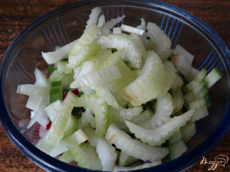 Фото приготовление рецепта: Овощной салат со щавелем и сельдереем шаг №3