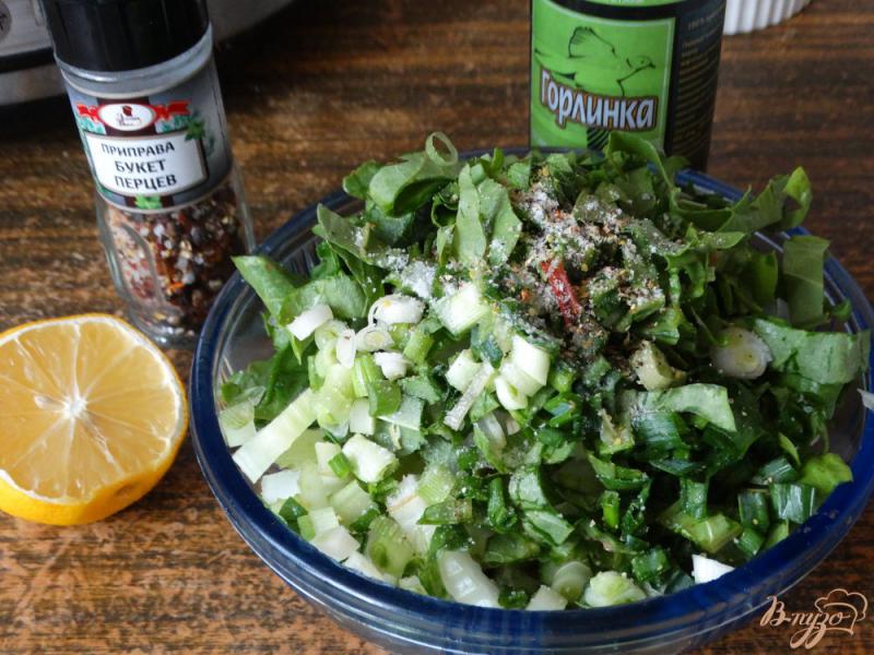 Фото приготовление рецепта: Овощной салат со щавелем и сельдереем шаг №5