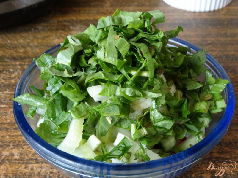 Фото приготовление рецепта: Овощной салат со щавелем и сельдереем шаг №4