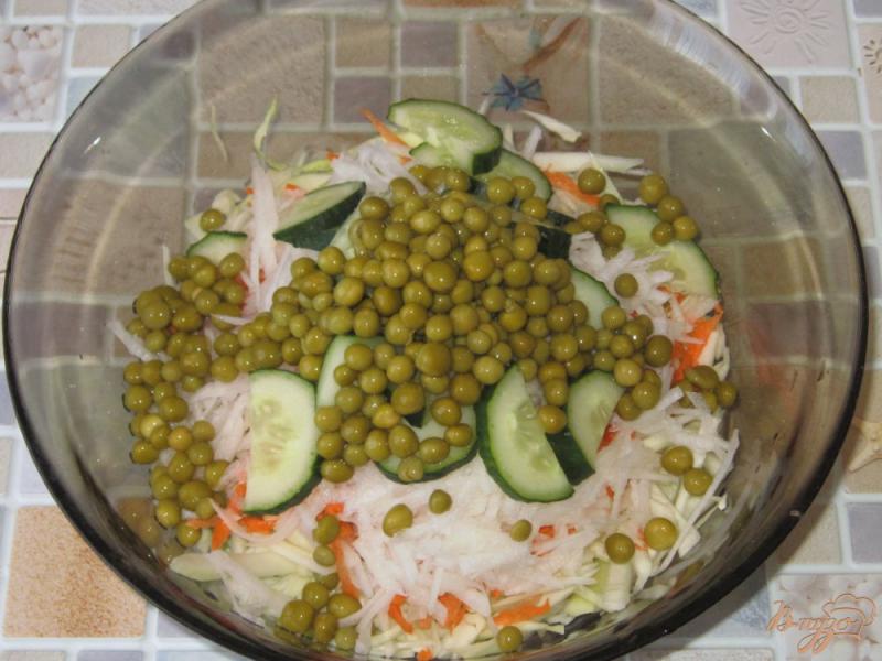 Фото приготовление рецепта: Салат овощной с редькой шаг №4