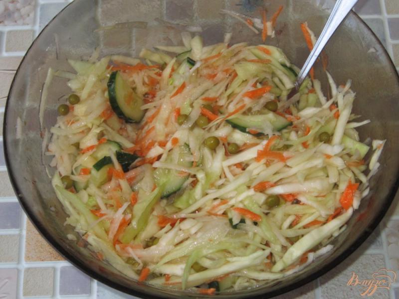 Фото приготовление рецепта: Салат овощной с редькой шаг №7
