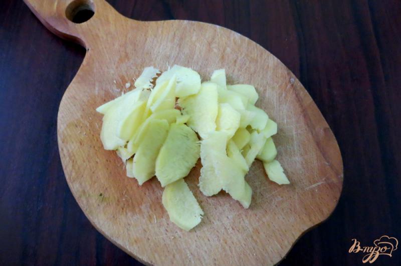 Фото приготовление рецепта: Чай каркаде с имбирём и лимоном шаг №2