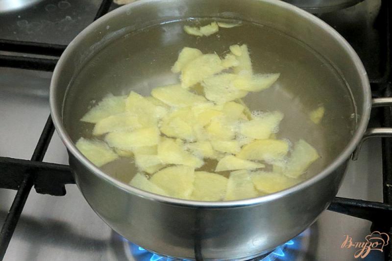 Фото приготовление рецепта: Чай каркаде с имбирём и лимоном шаг №3
