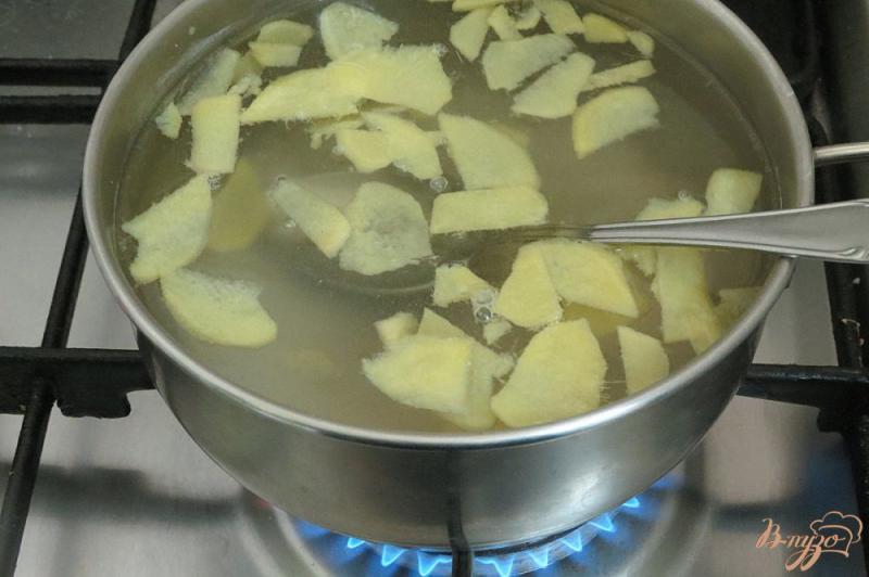 Фото приготовление рецепта: Чай каркаде с имбирём и лимоном шаг №4